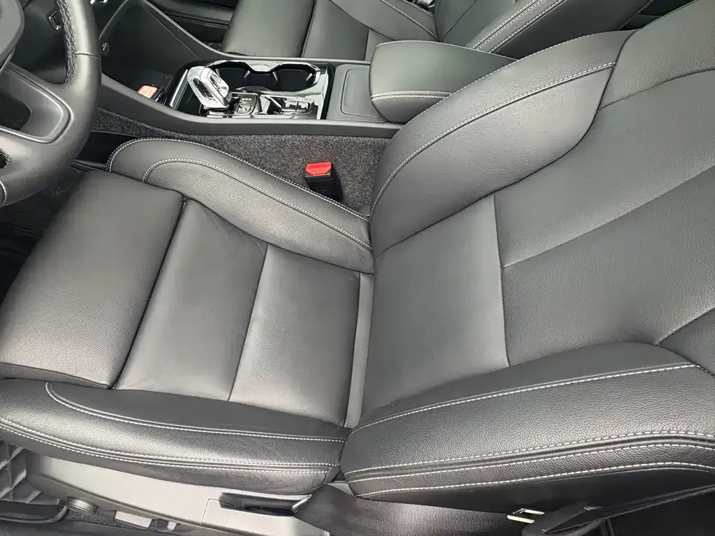 Volvo XC40 — фото 10