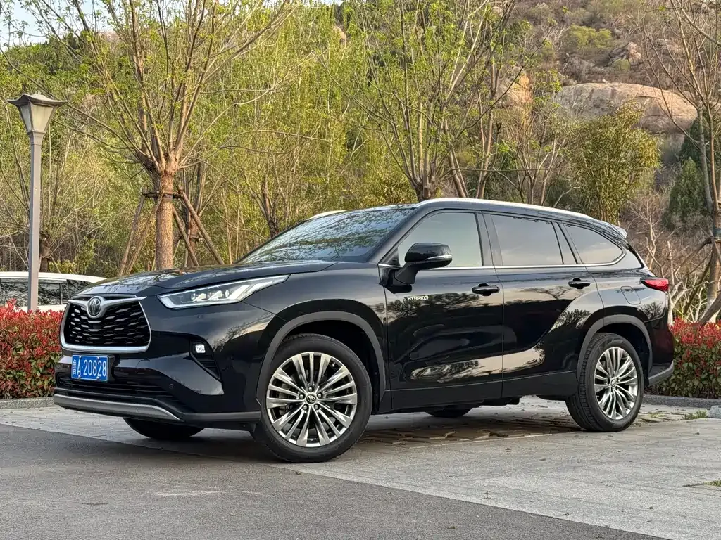 Toyota Highlander — фото 1
