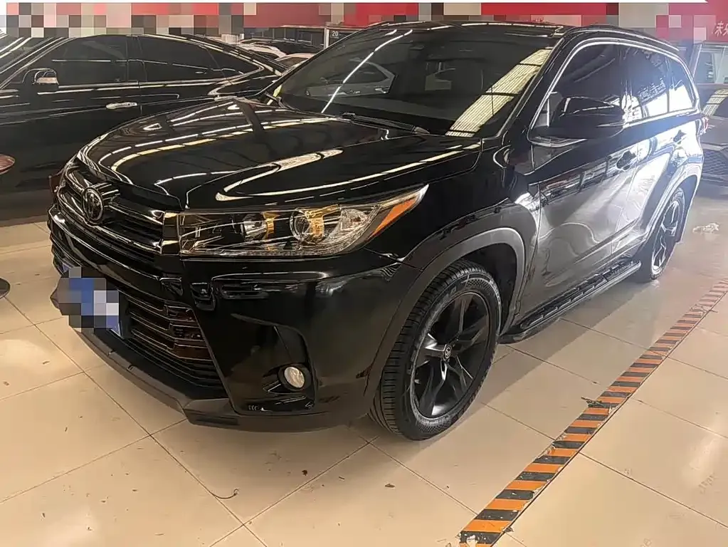 Toyota Highlander — фото 1
