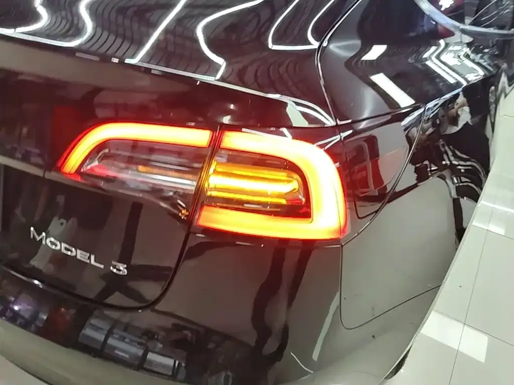 Tesla Model 3 — фото 5