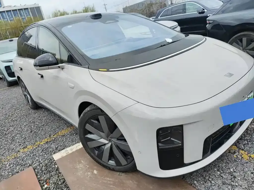 Li Auto i8 — фото 1