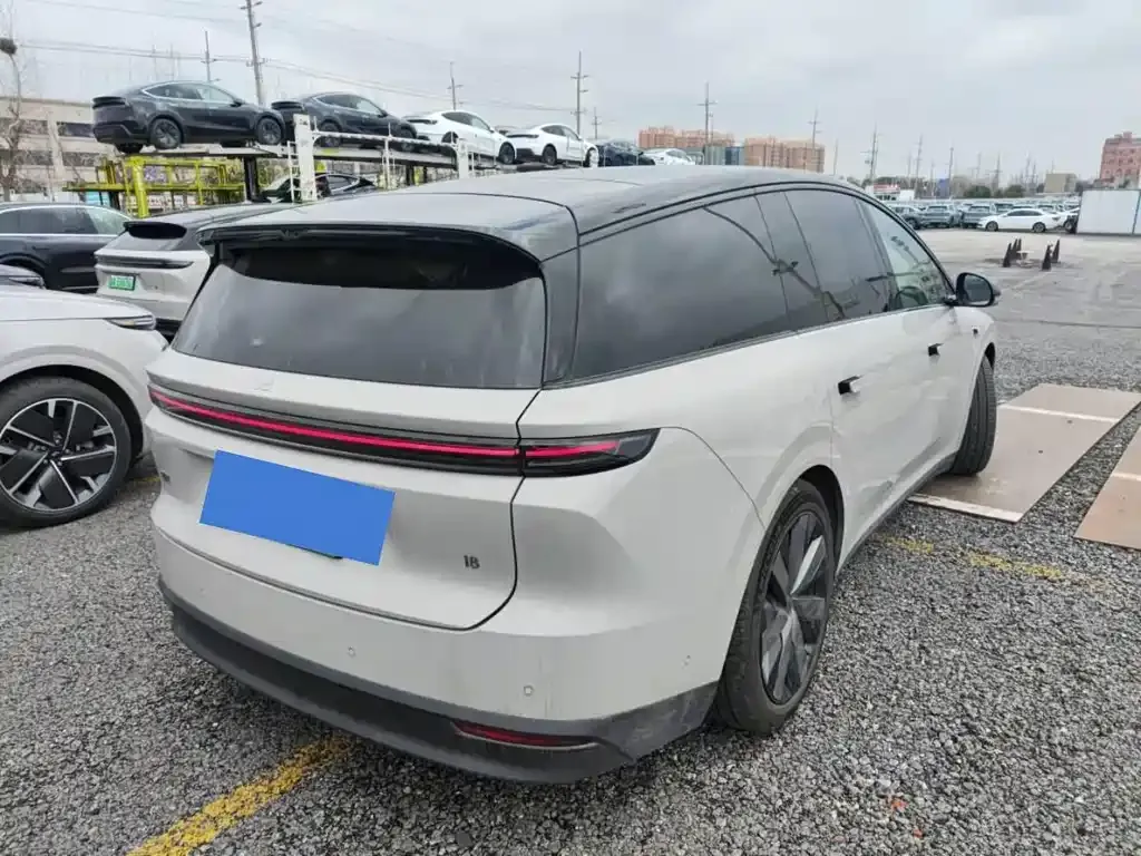 Li Auto i8 — фото 4