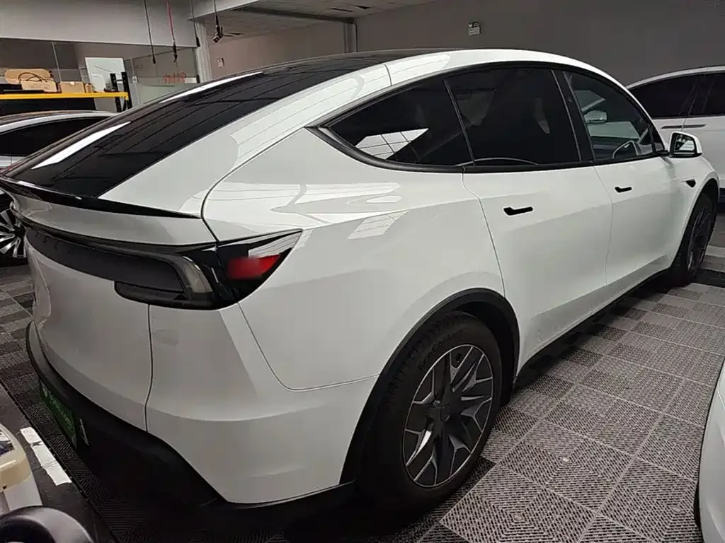 Tesla Model Y L — фото 10