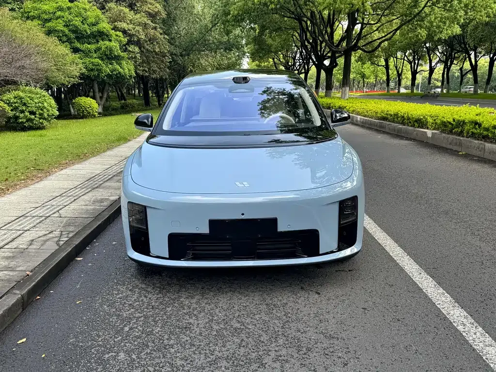 Li Auto i8 — фото 5