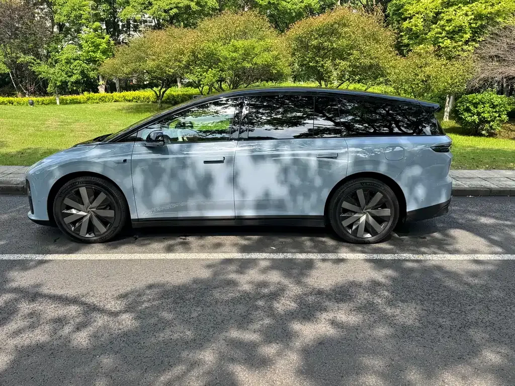 Li Auto i8 — фото 9