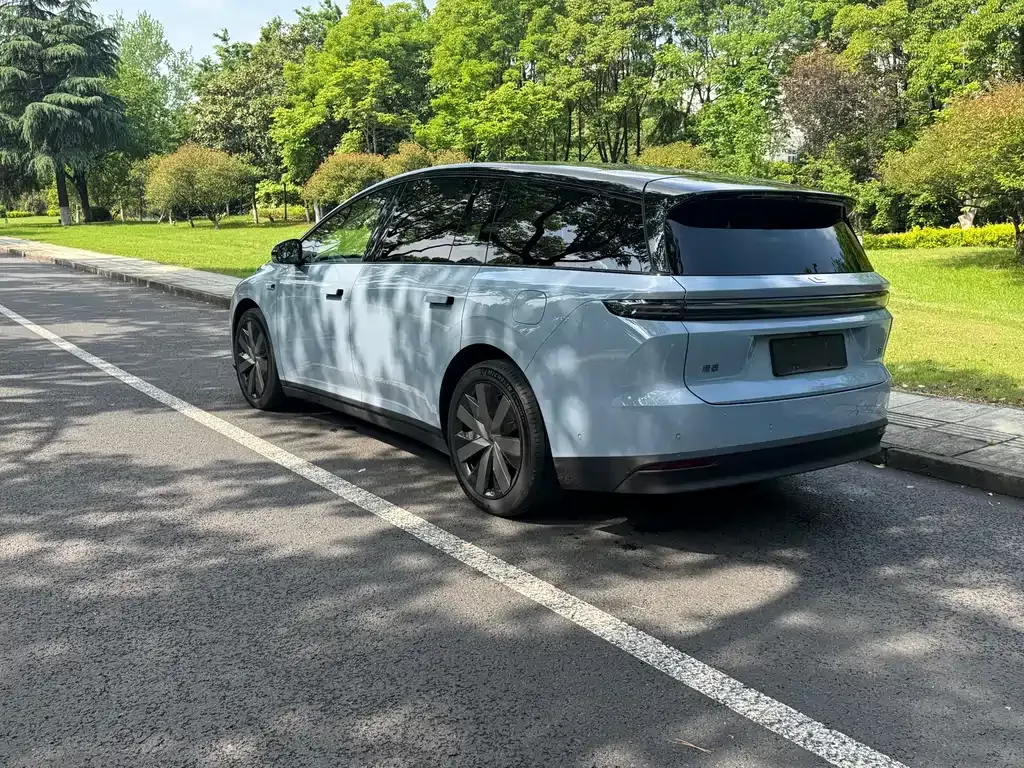Li Auto i8 — фото 10