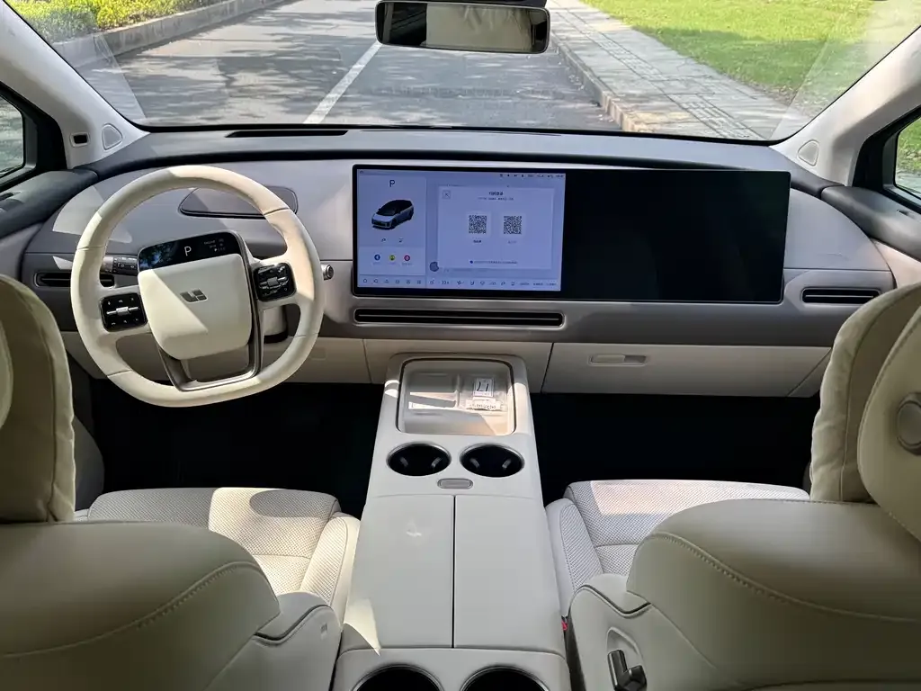 Li Auto i8 — фото 3