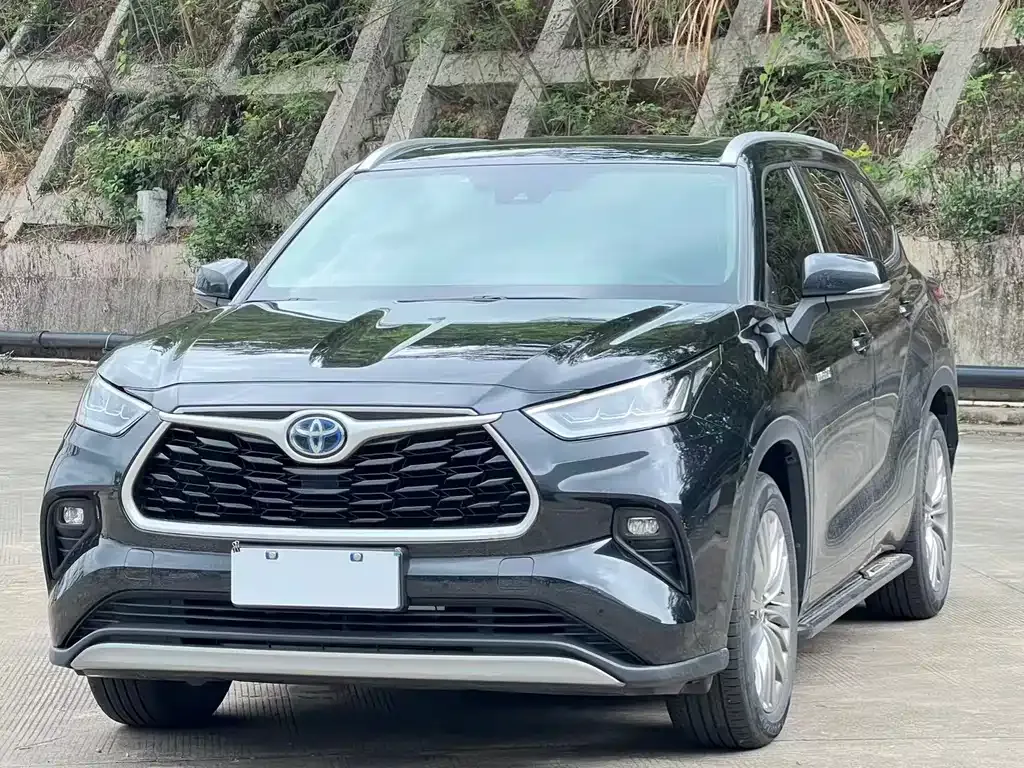 Toyota Highlander — фото 1