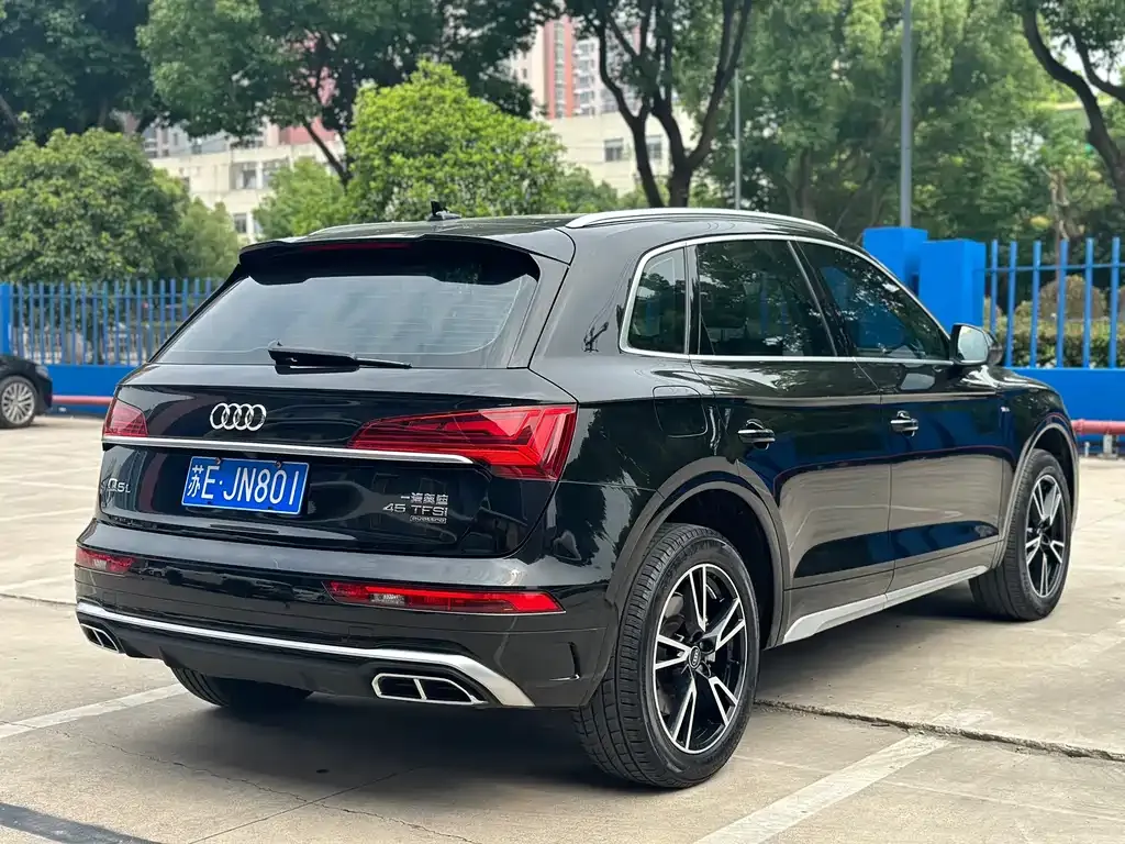 Audi Q5L — фото 10