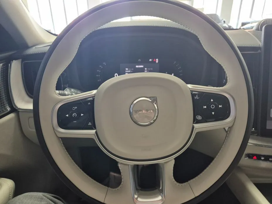 Volvo XC60 2026 из KR, фото 3
