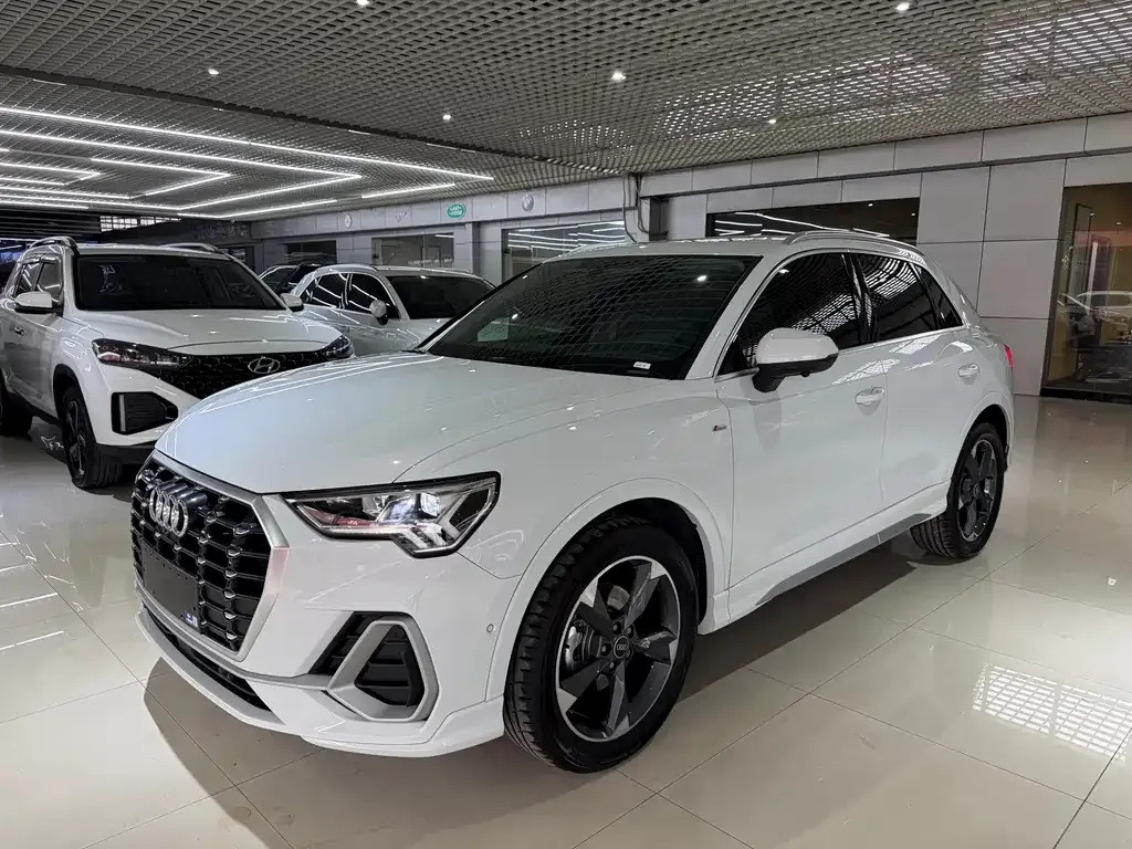 Audi Q3 — фото 1