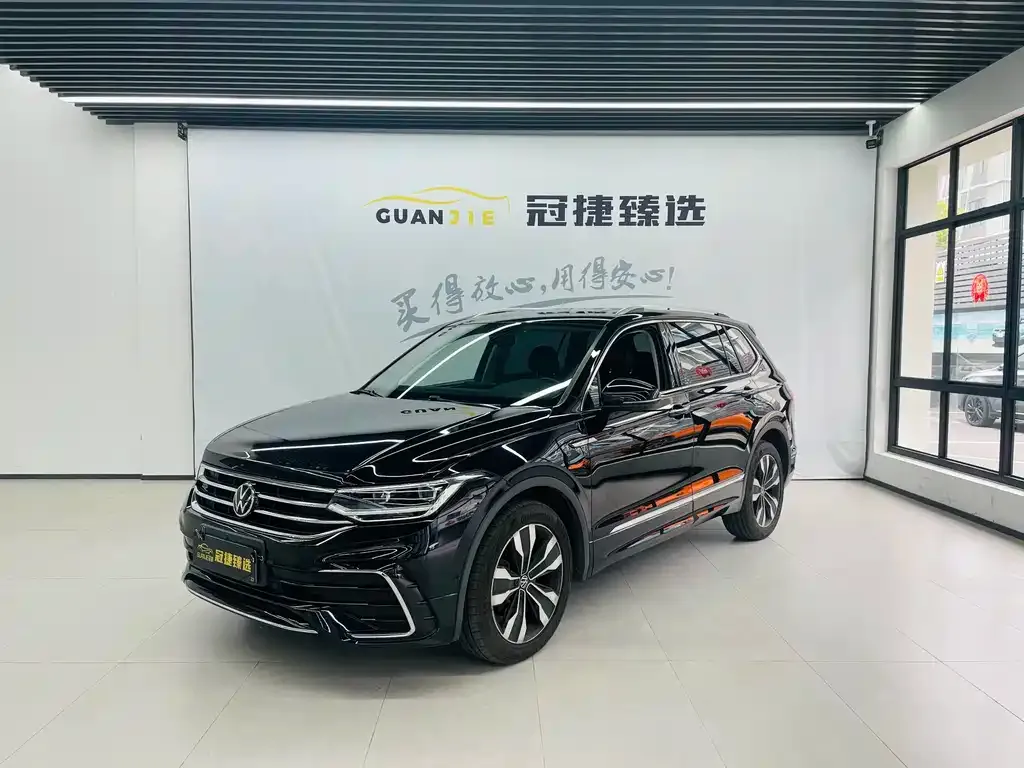 Volkswagen Tiguan L — фото 1