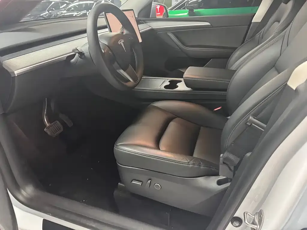 Tesla Model Y — фото 8