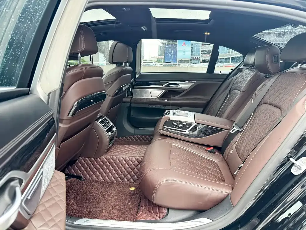 BMW 7 Series — фото 10