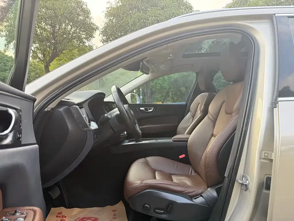 Volvo XC60 2021 из CN, фото 5