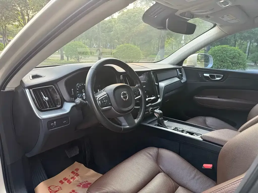 Volvo XC60 2021 из CN, фото 2