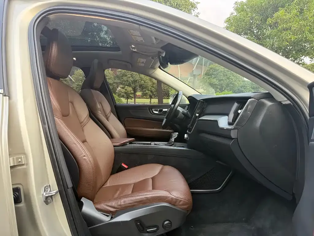 Volvo XC60 2021 из CN, фото 6