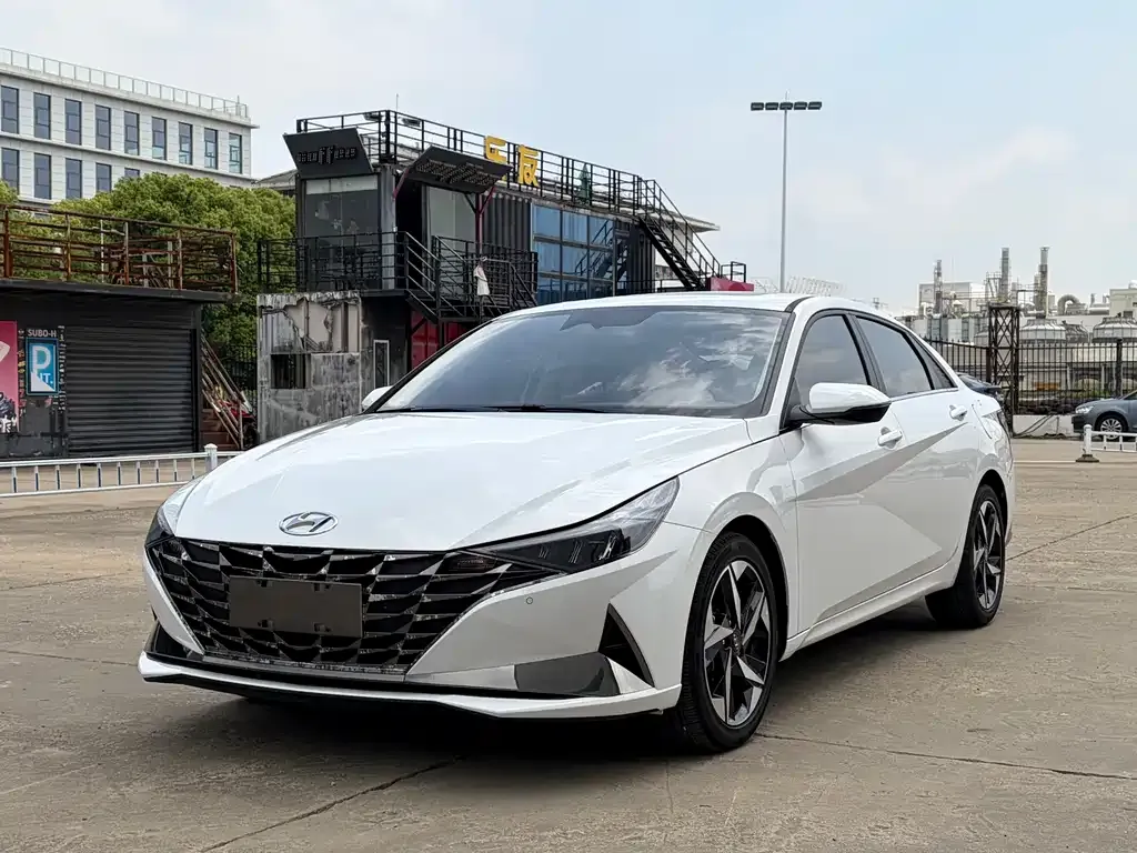 Hyundai Elantra — фото 1