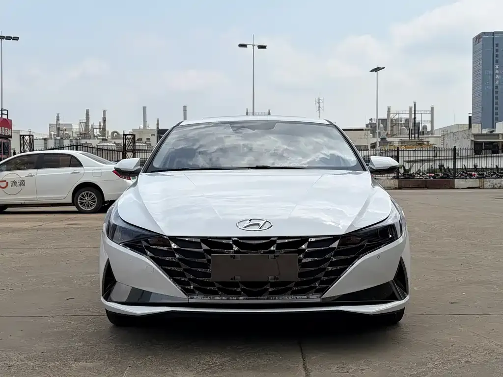 Hyundai Elantra — фото 2
