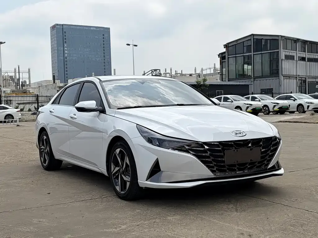 Hyundai Elantra — фото 3