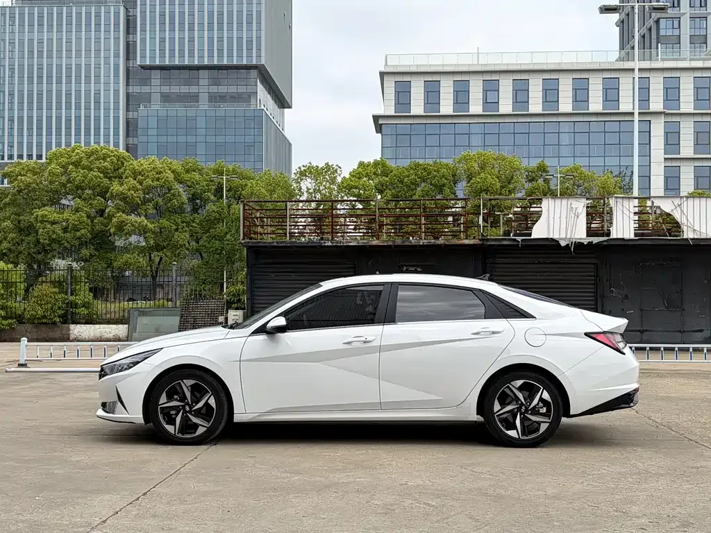 Hyundai Elantra — фото 10