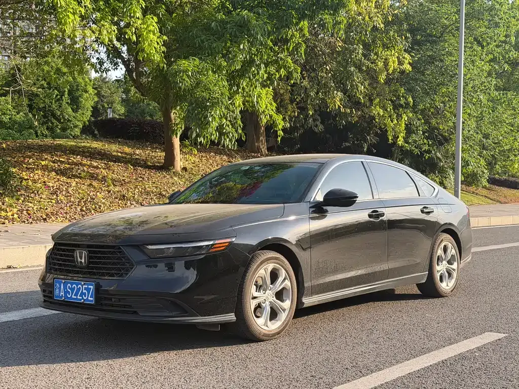 Honda Accord — фото 1
