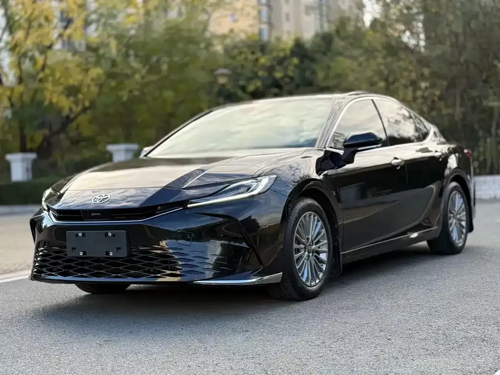 Toyota Camry — фото 1