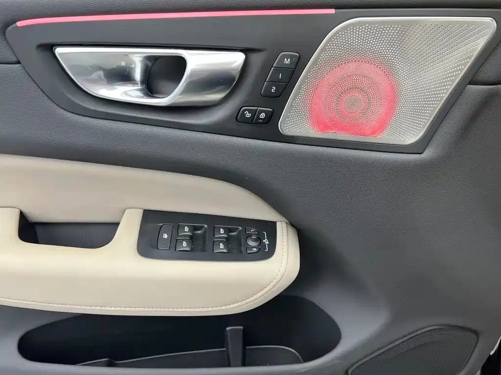 Volvo XC60 — фото 10