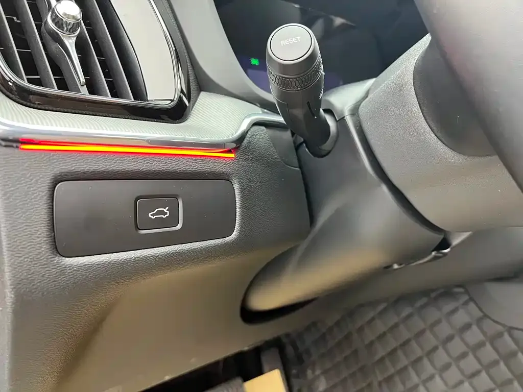 Volvo XC60 — фото 4