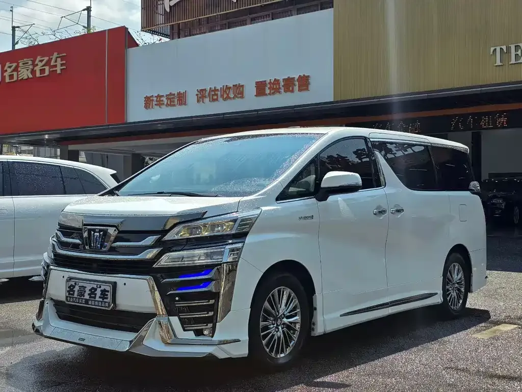 Toyota Vellfire — фото 1
