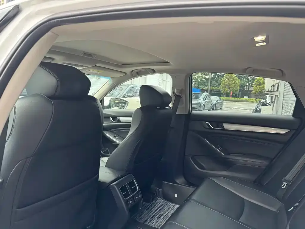 Honda Accord — фото 10