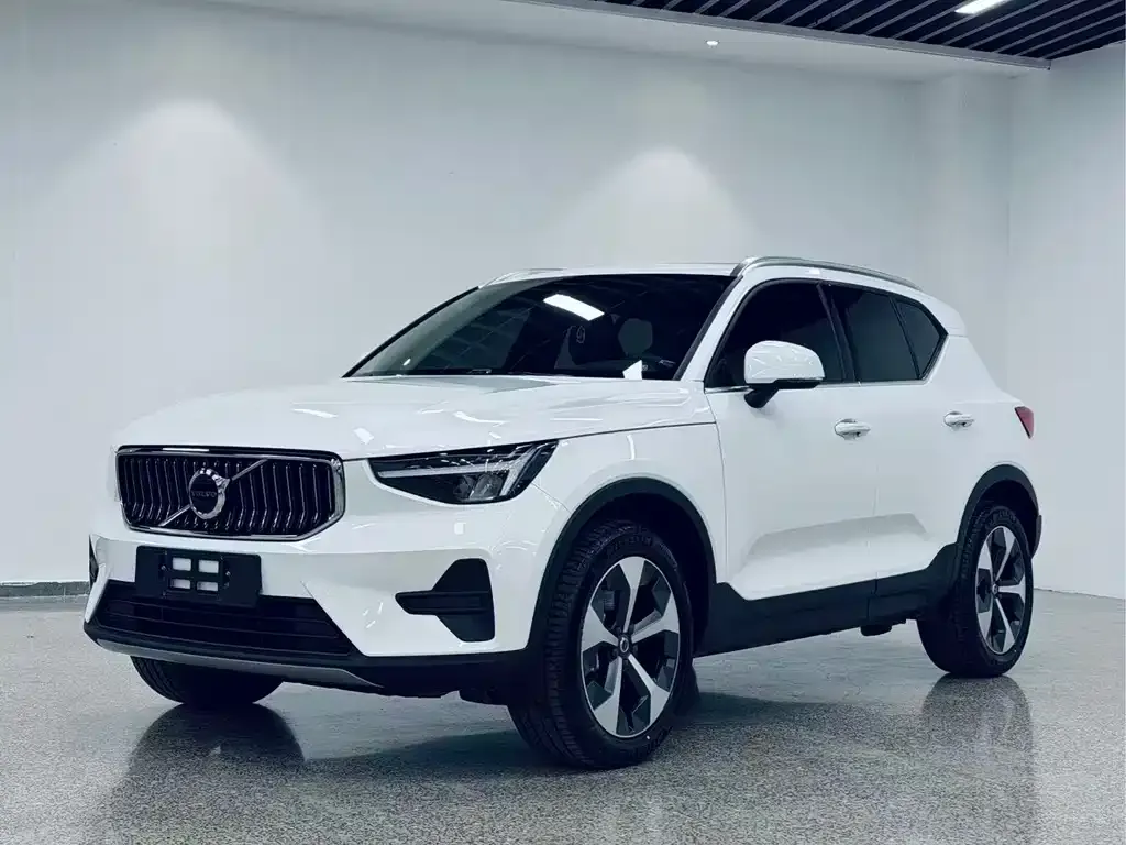 Volvo XC40 — фото 1