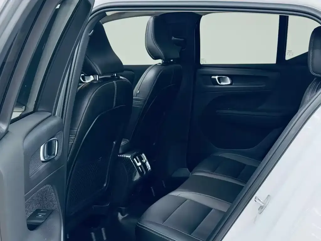 Volvo XC40 — фото 3