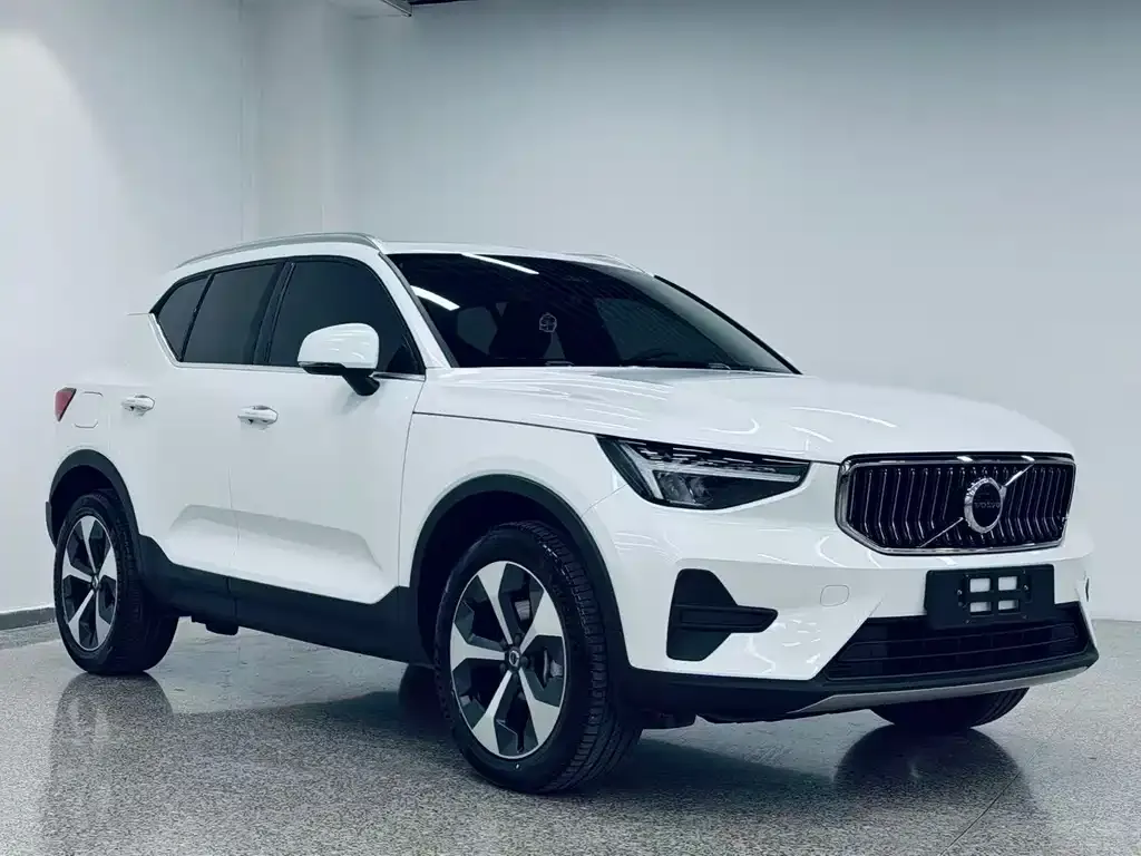 Volvo XC40 — фото 8