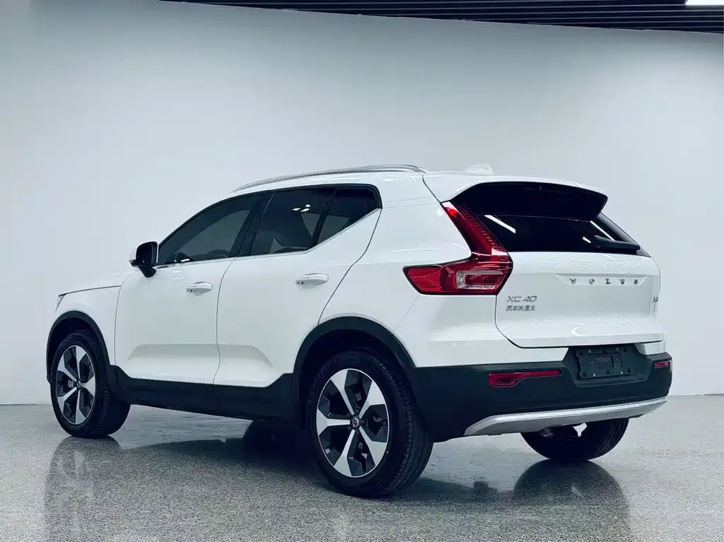 Volvo XC40 — фото 9