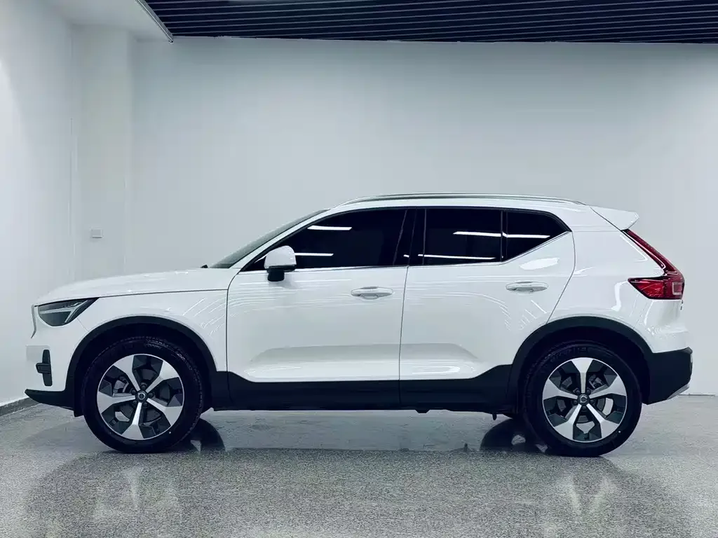 Volvo XC40 — фото 4