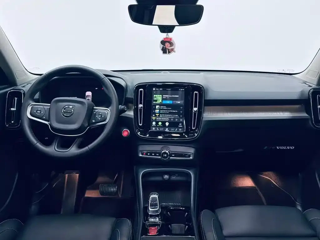 Volvo XC40 — фото 6