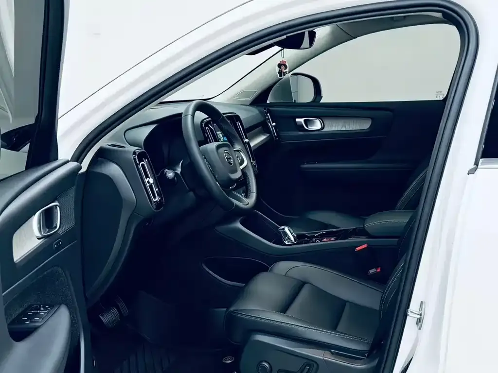 Volvo XC40 — фото 7
