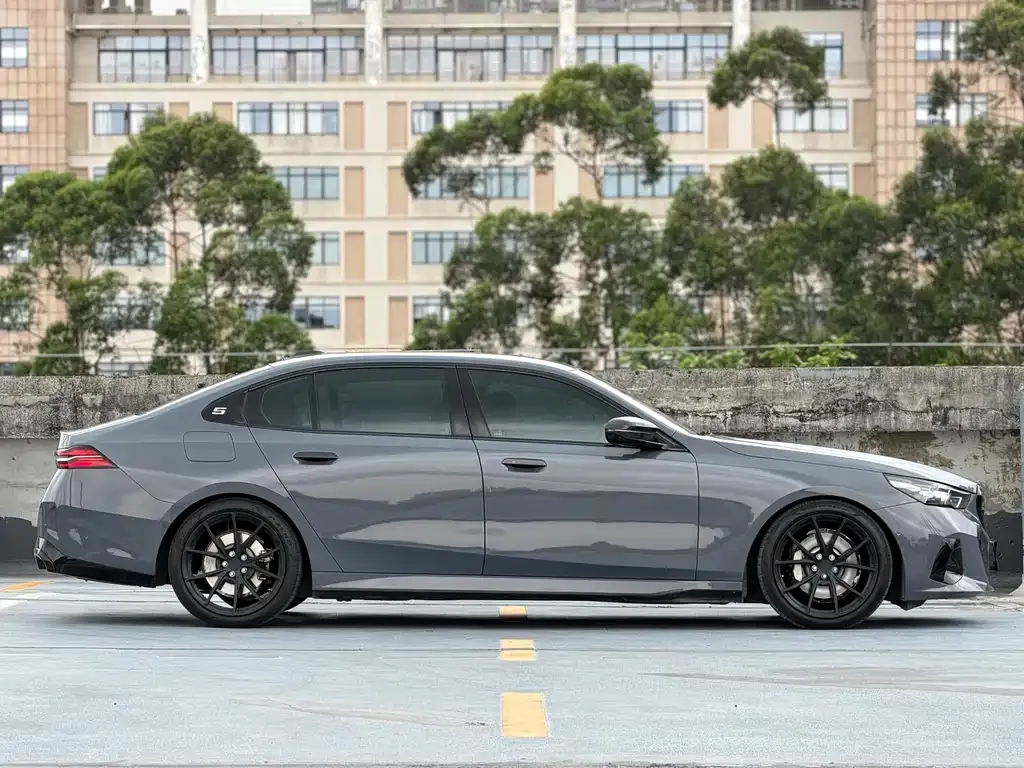 BMW 5 Series — фото 4