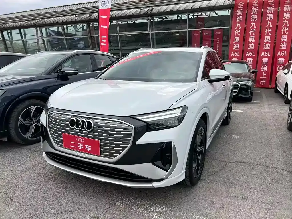 Audi Q4 e-tron — фото 1