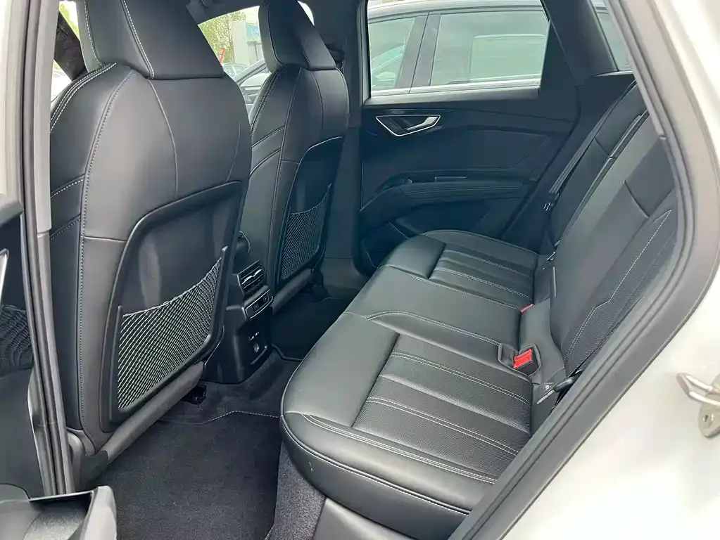 Audi Q4 e-tron — фото 10