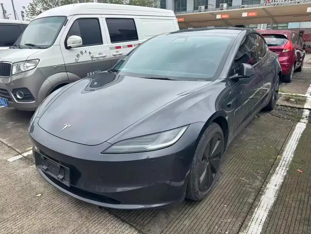 Tesla Model 3 — фото 1