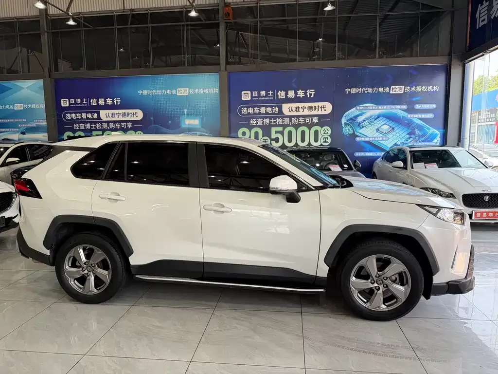 Toyota RAV4 — фото 5