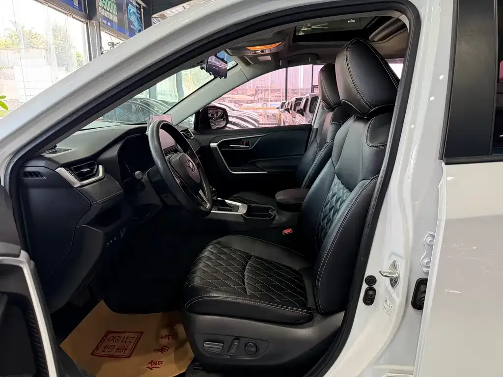 Toyota RAV4 — фото 3