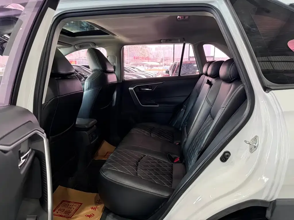 Toyota RAV4 — фото 7