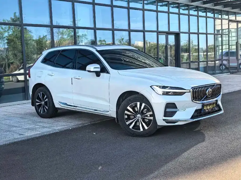 Volvo XC60 — фото 1