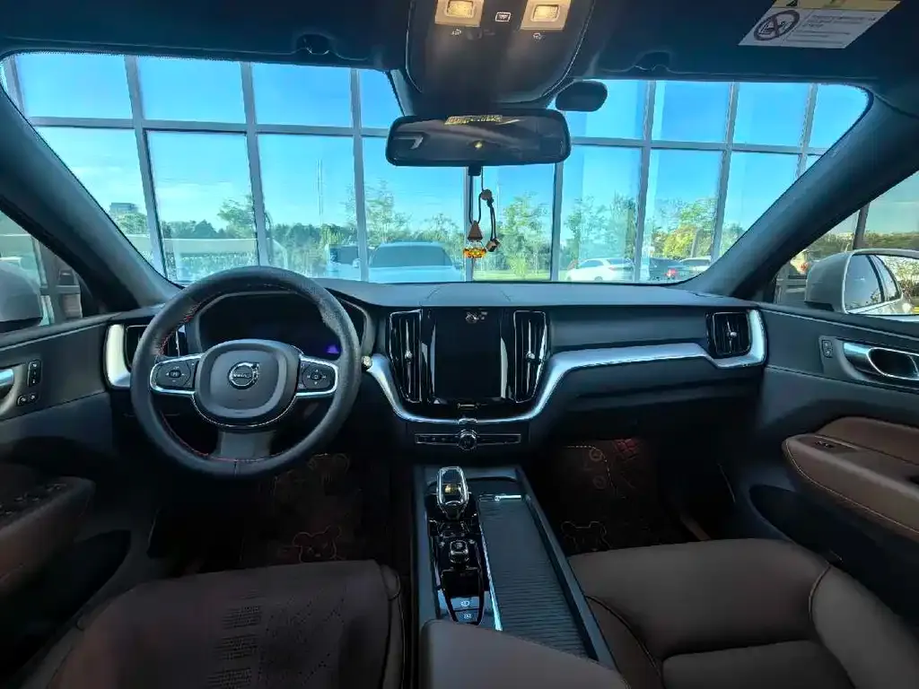 Volvo XC60 — фото 2