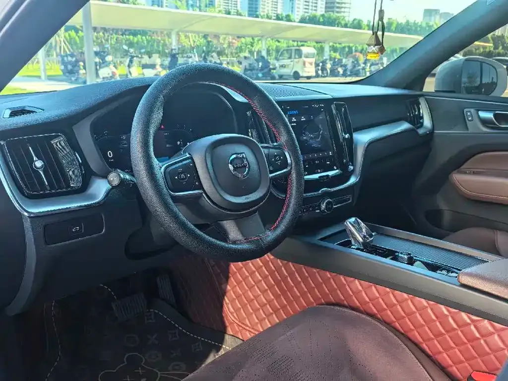 Volvo XC60 — фото 10