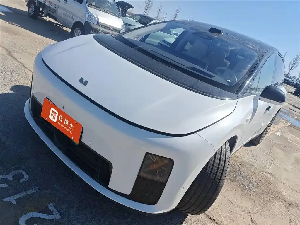Li Auto i8 — фото 1