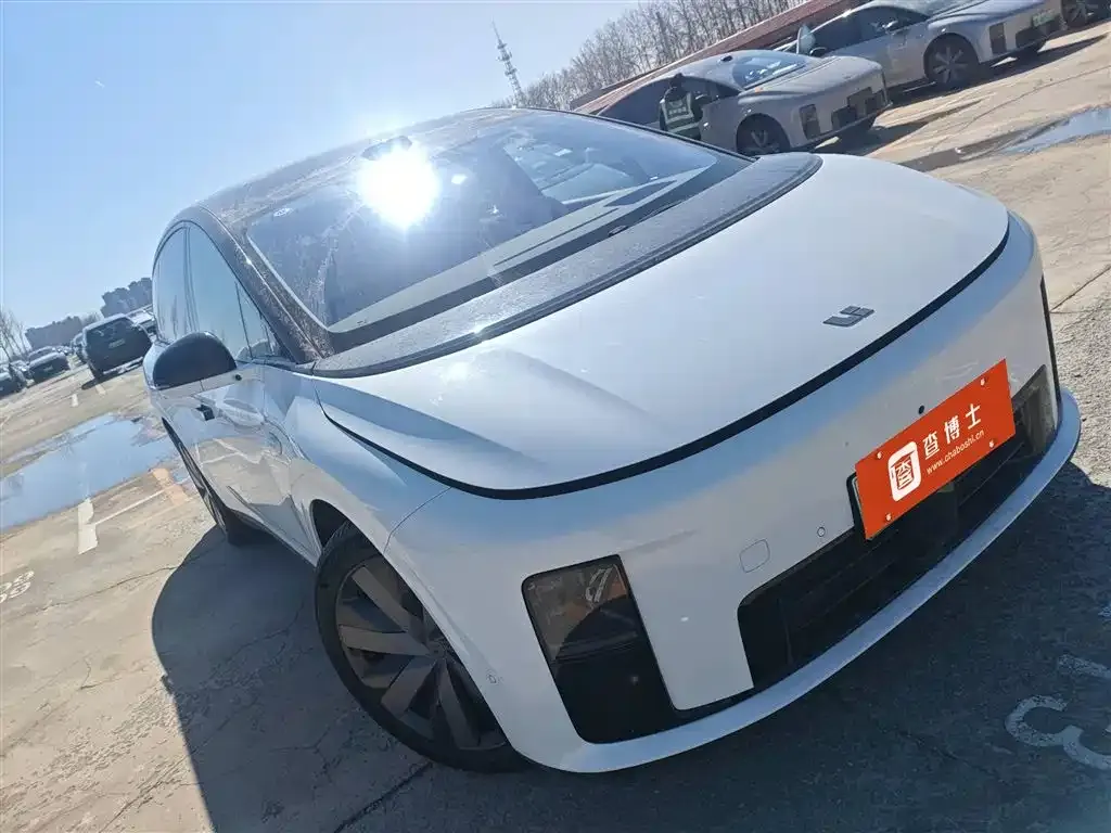 Li Auto i8 — фото 4